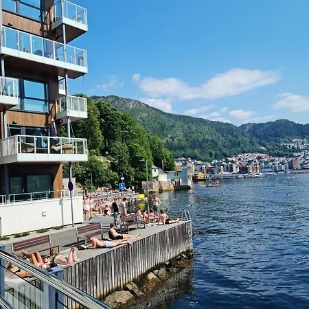 Flott Mellom Sjo Og Fjell *