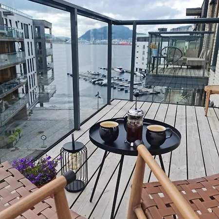 Flott Mellom Sjo Og Fjell *