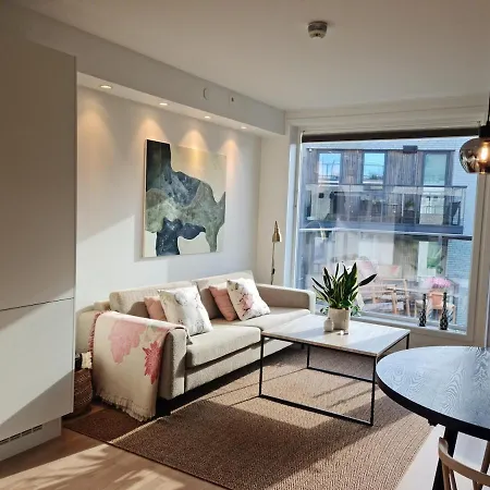 Flott Mellom Sjo Og Fjell *